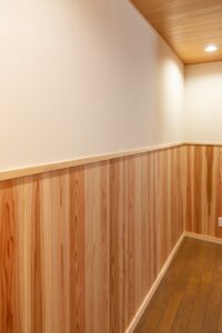 納品した「木の塗り壁Mokkun」が部屋に施工されました木のあたたかみと効果を最大限に