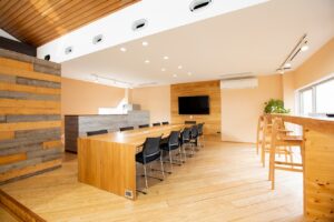 オークのフローリングで製作した会議用テーブル