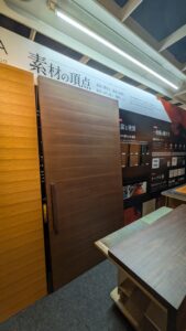 「素材の頂点」を支える匠の技!塗装チームが挑んだ、一枚板とドアのカラーマッチング