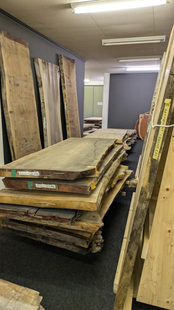 来月の板蔵EXPO春に向けて準備中　一枚板を並べ直しました！