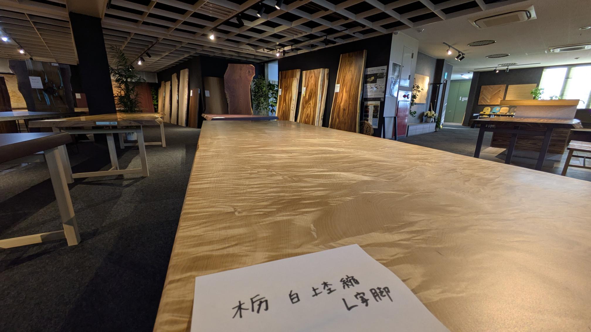 総縮杢のプレミアムなトチテーブルも展示中