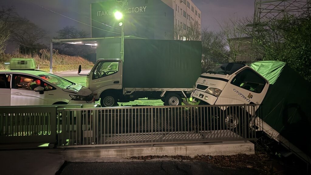 トラックが後ろから川に落ちている