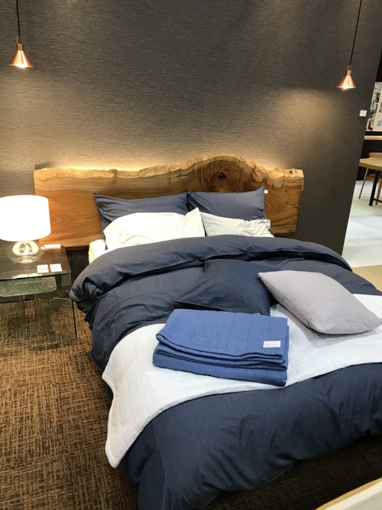 ケヤキのベッド