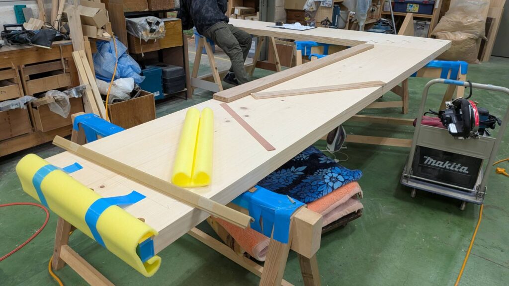 現場の技を訪ねて：無垢カウンターの微調整にかける職人の腕と眼