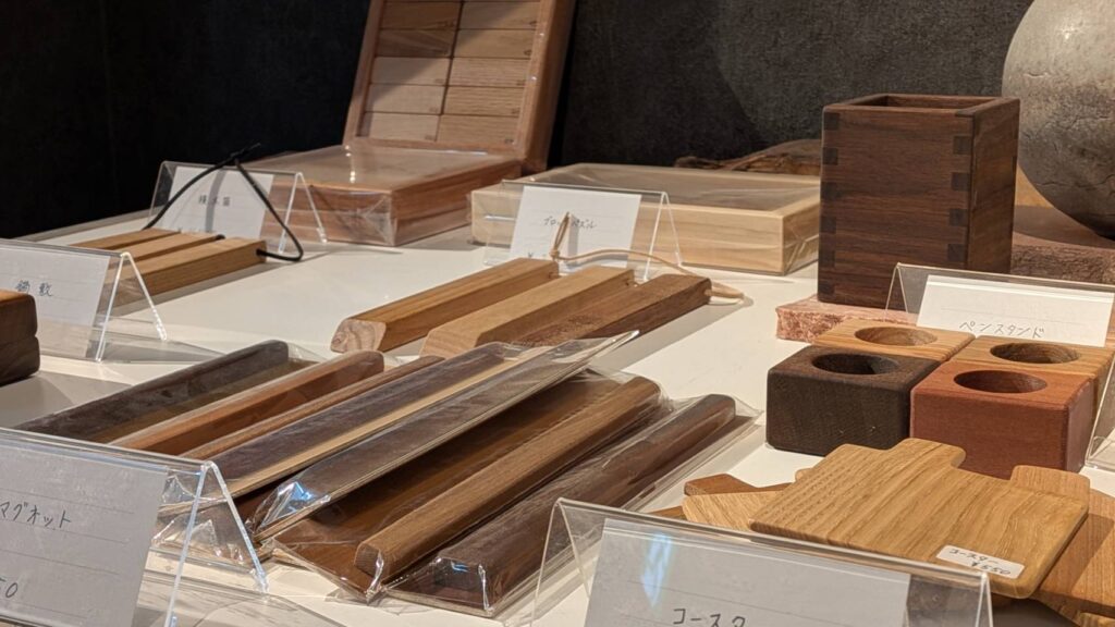 事務所前の小さなしあわせ。特別支援学校の生徒たちが作る木製小物のご紹介