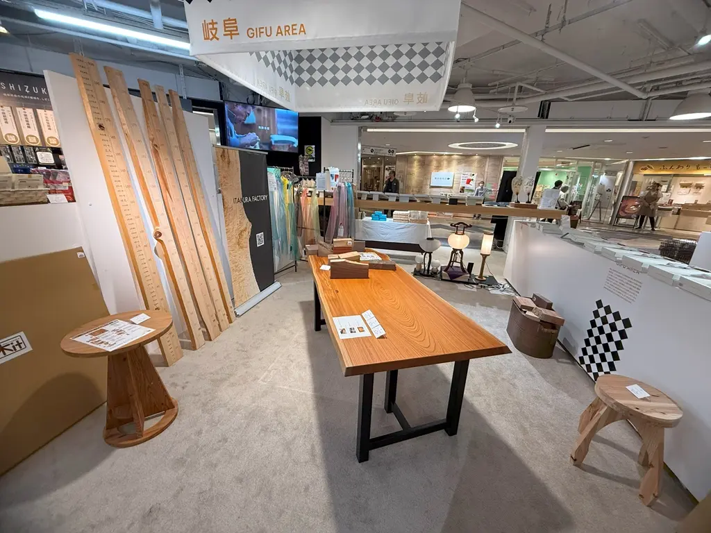 オーダーメイド品　一枚板　　10月28日までに売れなければ処分 岐阜の玄関口に板蔵ファクトリーが登場。THE GIFTS SHOP」へ2商品を