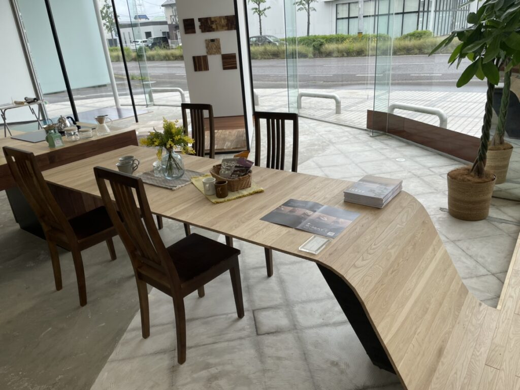 フローリングテーブル