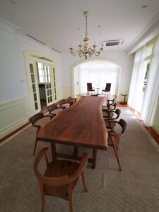 シンガポールのお客様へ一枚板ウォールナットテーブルを納品しました。