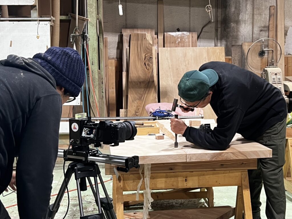 板蔵ファクトリーの工場で一枚板加工作業などの撮影を行いました