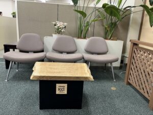 タモ全面杢一枚板を使った什器　センターテーブル　ソファテーブル　