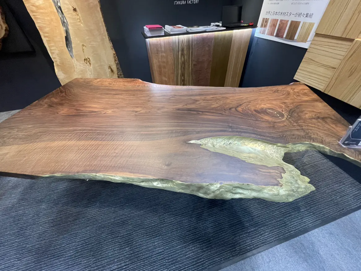 一枚板に金属風塗装を施したテーブル。一枚板の付加価値が高まり