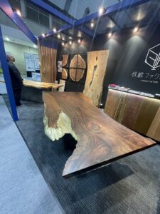 一枚板に金属風塗装を施したテーブル。一枚板の付加価値が高まりました