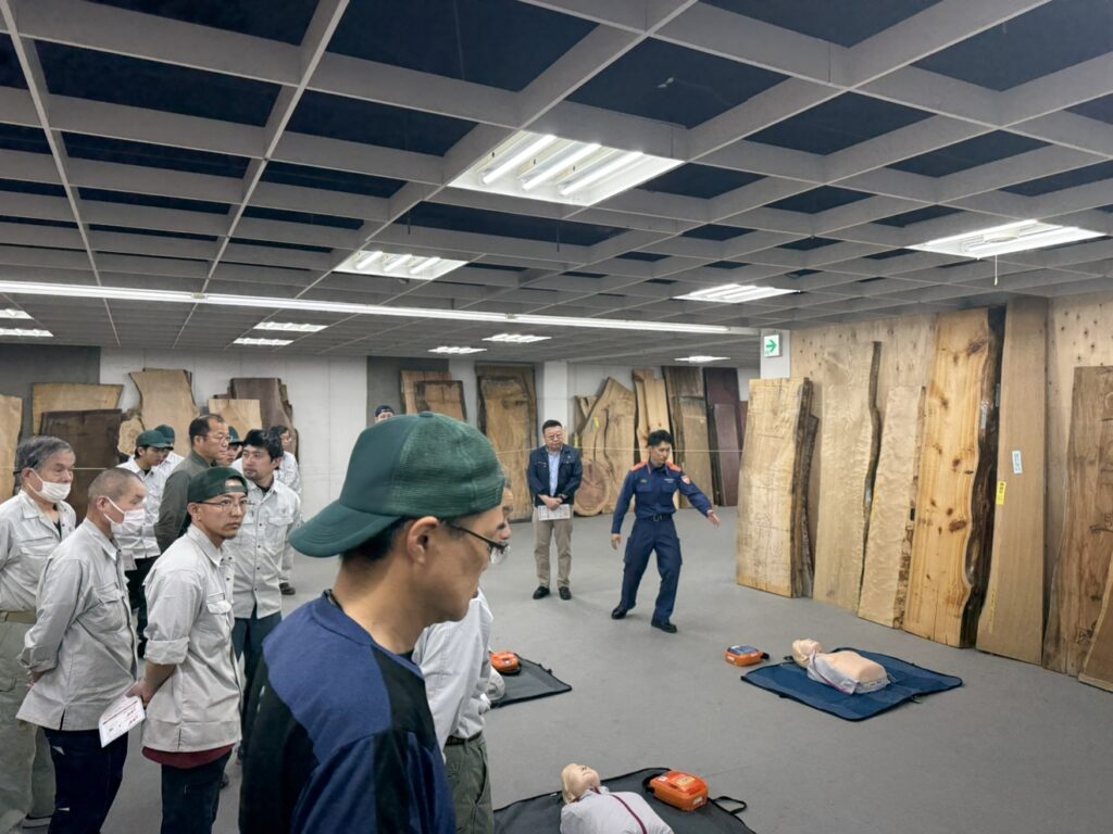 社員の前で見本を示す救急隊員の方