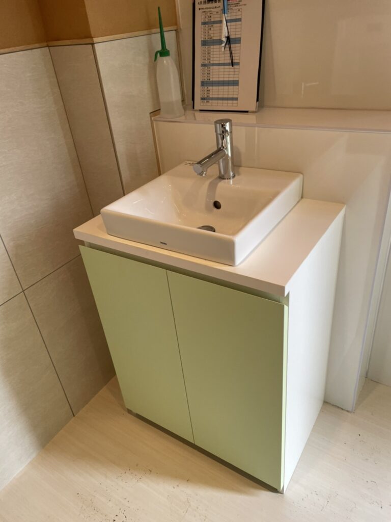 トイレ洗面台　パーテーション