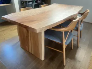 一枚板に金属風塗装を施したテーブル。一枚板の付加価値が高まり