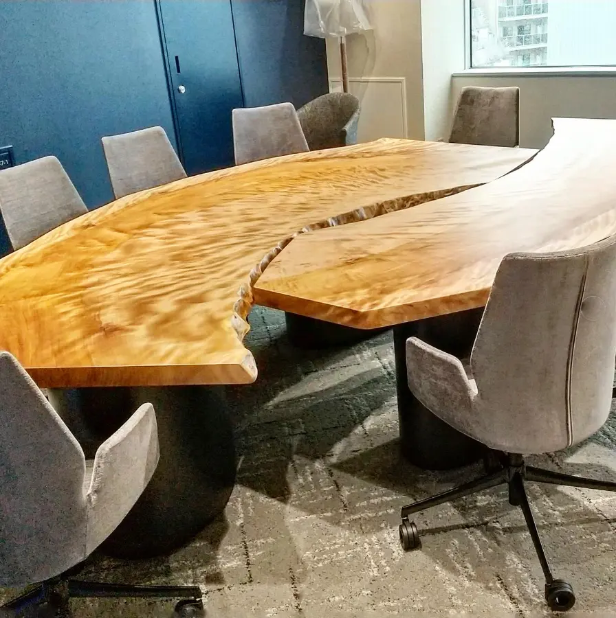 ミズメザクラ上杢一枚板 会議用テーブル オフィス向け家具として納品