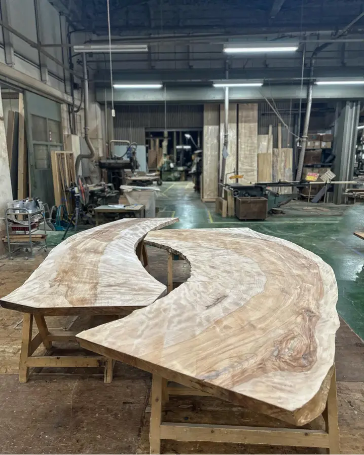 ミズメザクラ上杢一枚板 会議用テーブル オフィス向け家具として納品