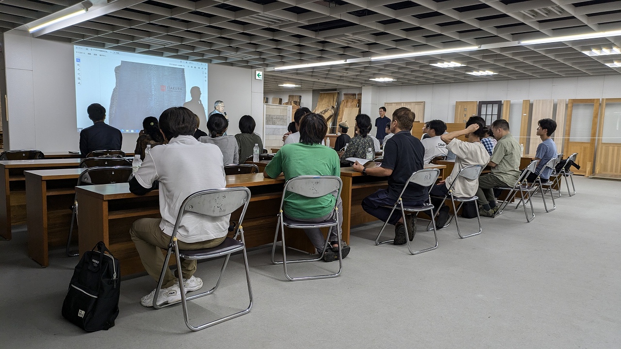 会社説明を行っている様子です。