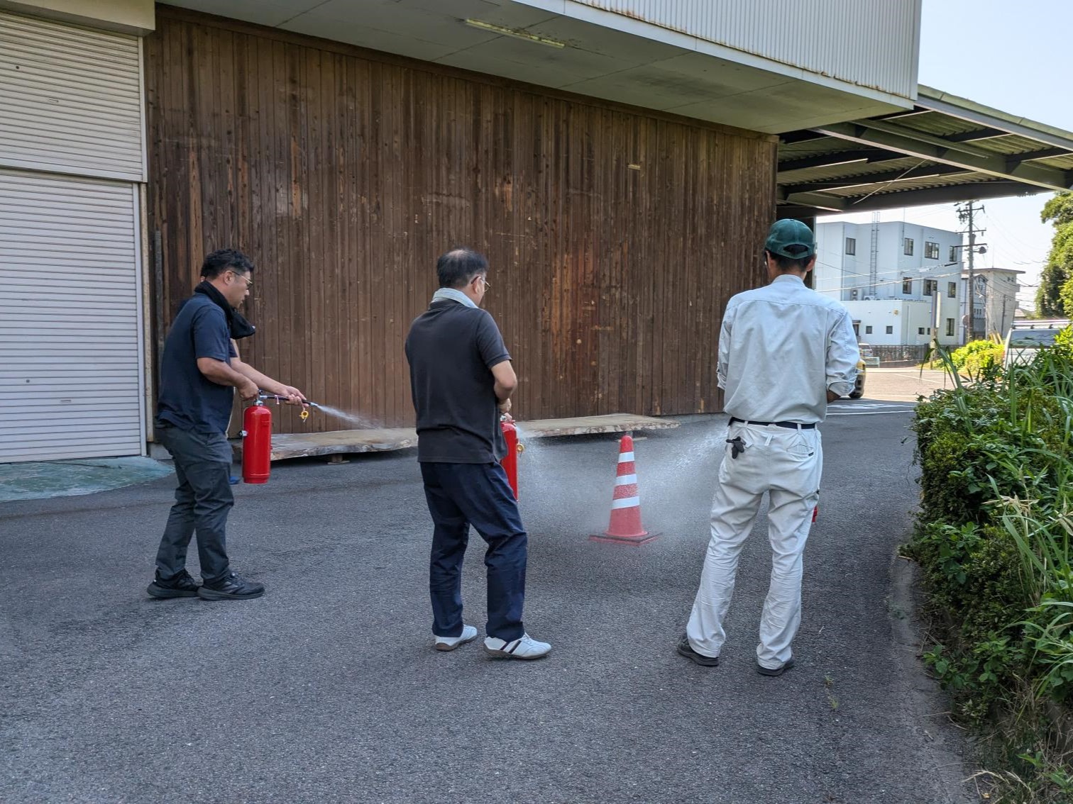 火元に見立てたコーンに、訓練用の消火器を噴射しました