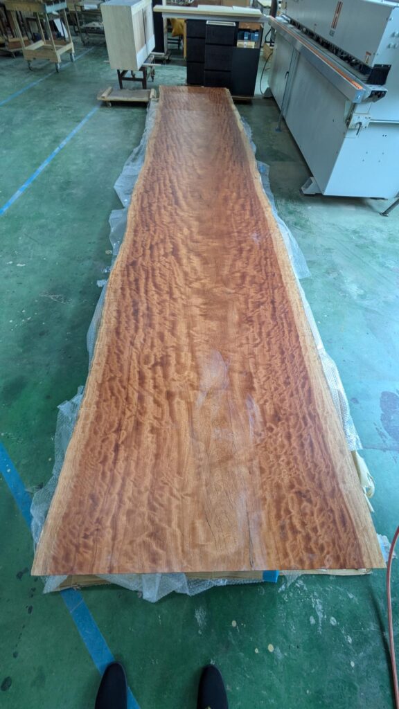 全面波杢の超美品!!　思わず見とれる一枚板チェリーを工場にて発見！