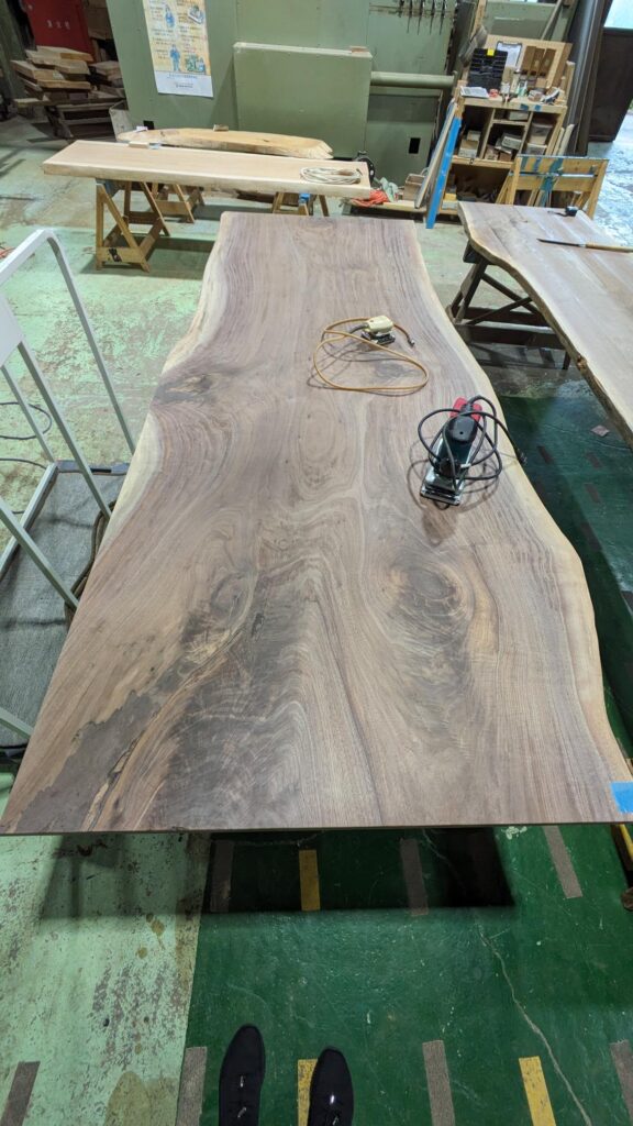 迫力たっぷり!ただいまとても立派なウォールナット2枚を加工中です