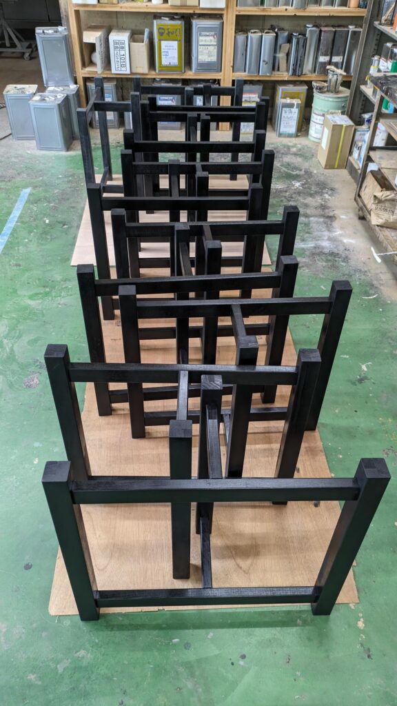 脚がいっぱい　―一枚板テーブルの大定番！　T字型テーブル脚―